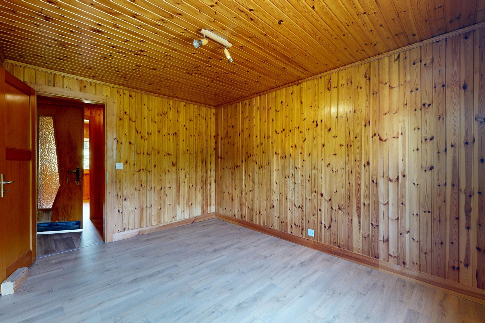 pièce vide avec sol en finition bois, wood finish floor, inside property, plinthes murales, et baseboards wall