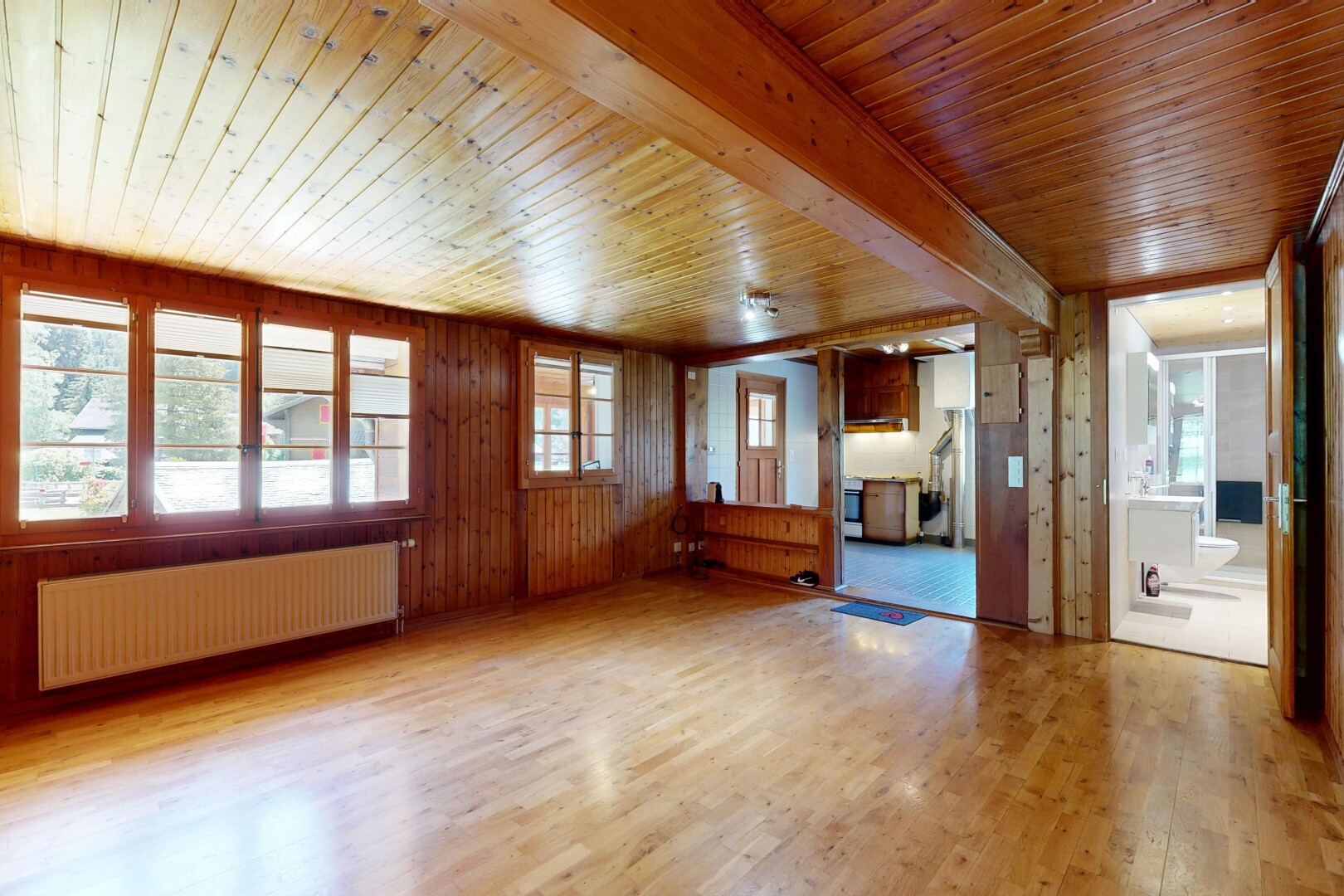 pièce vide avec inside property, radiateur, sol en finition bois, wood finish floor, et plafond en bois