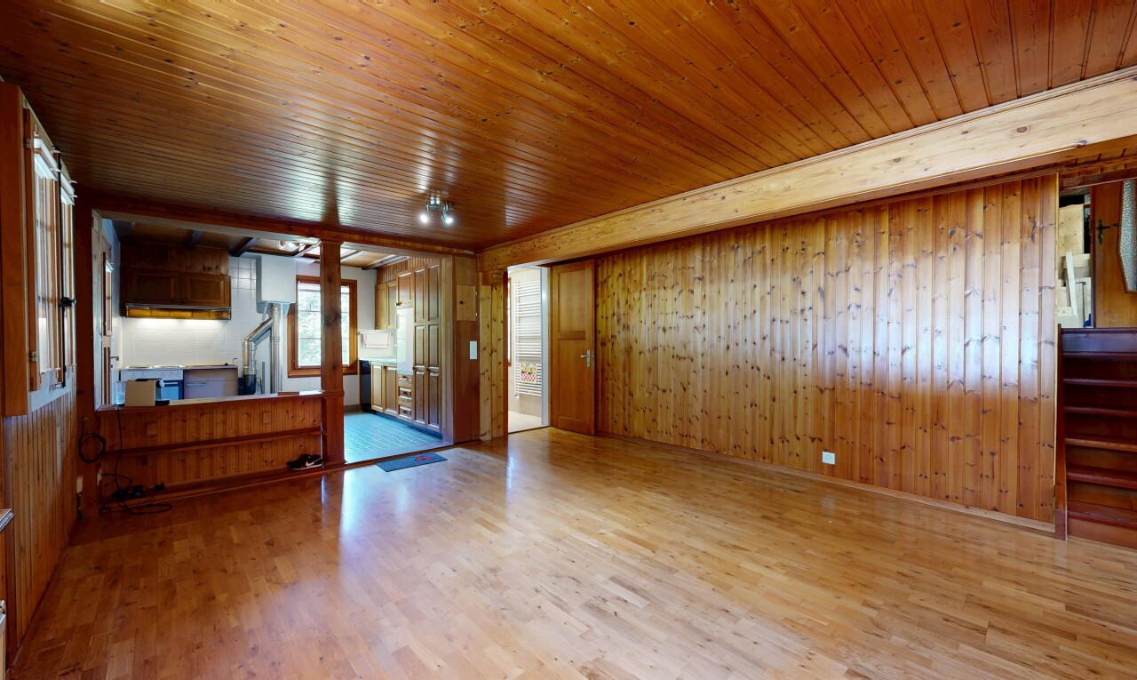 pièce vide avec sol en finition bois, wood finish floor, inside property, mur en bois, et wood wall
