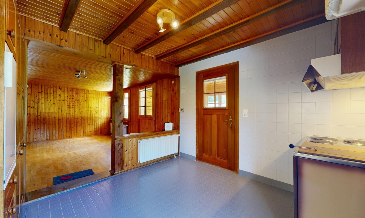 salle à manger avec lumière naturelle, natural light, radiateur, plafond à poutres, et beamed ceiling