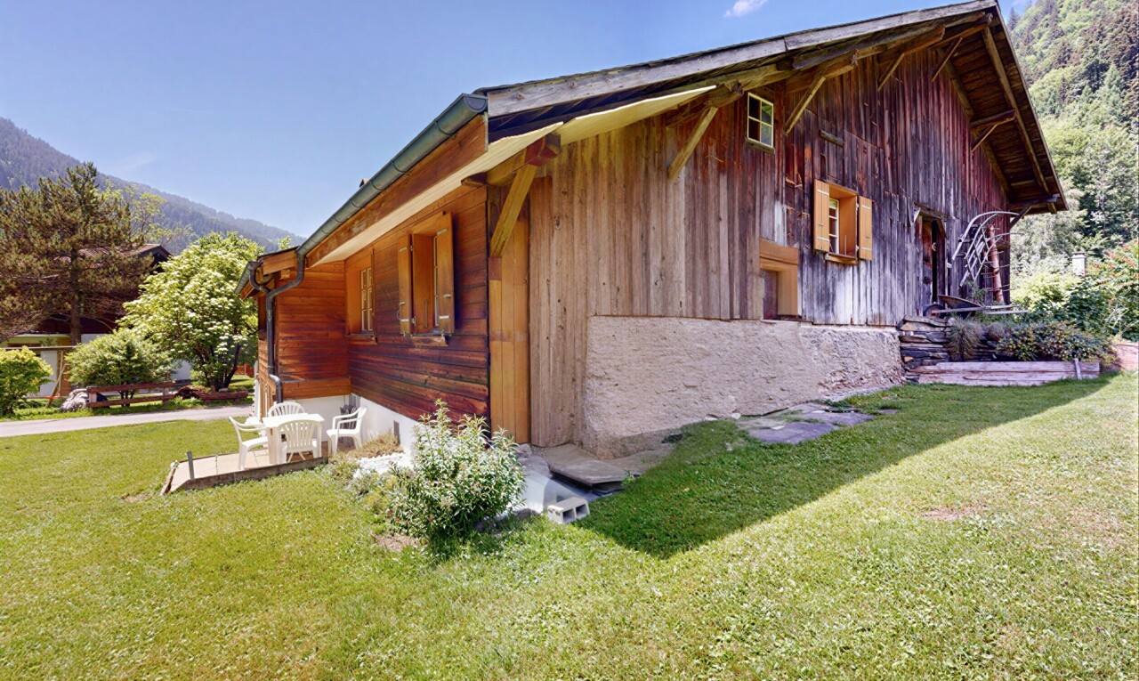 façade avec bardage en bois, from property, bardage vertical, pelouse, et day time