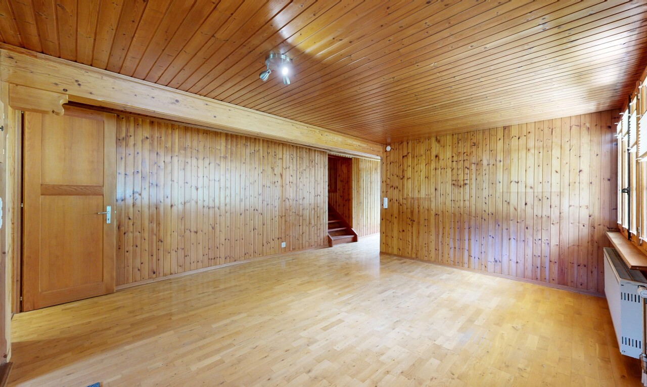 pièce vide avec sol en finition bois, wood finish floor, inside property, escaliers, et mur en bois