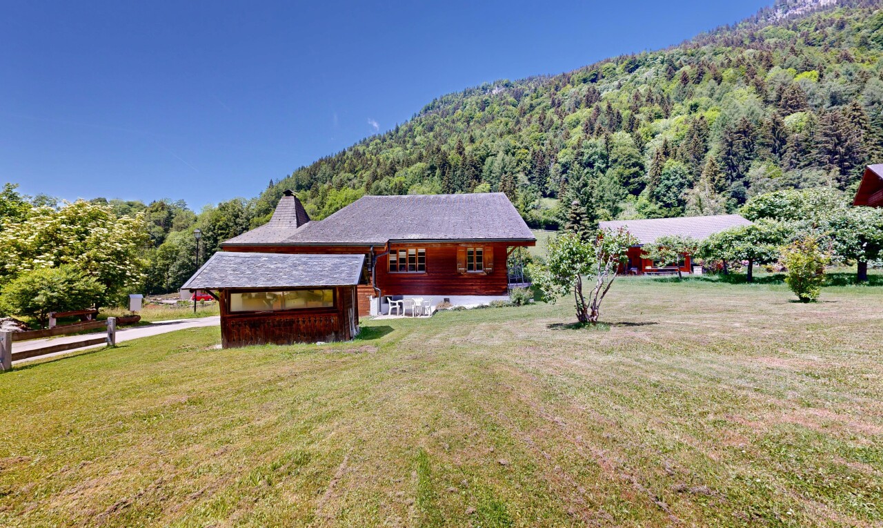 façade avec day time, pelouse, property visible, forest view, et vue sur la forêt