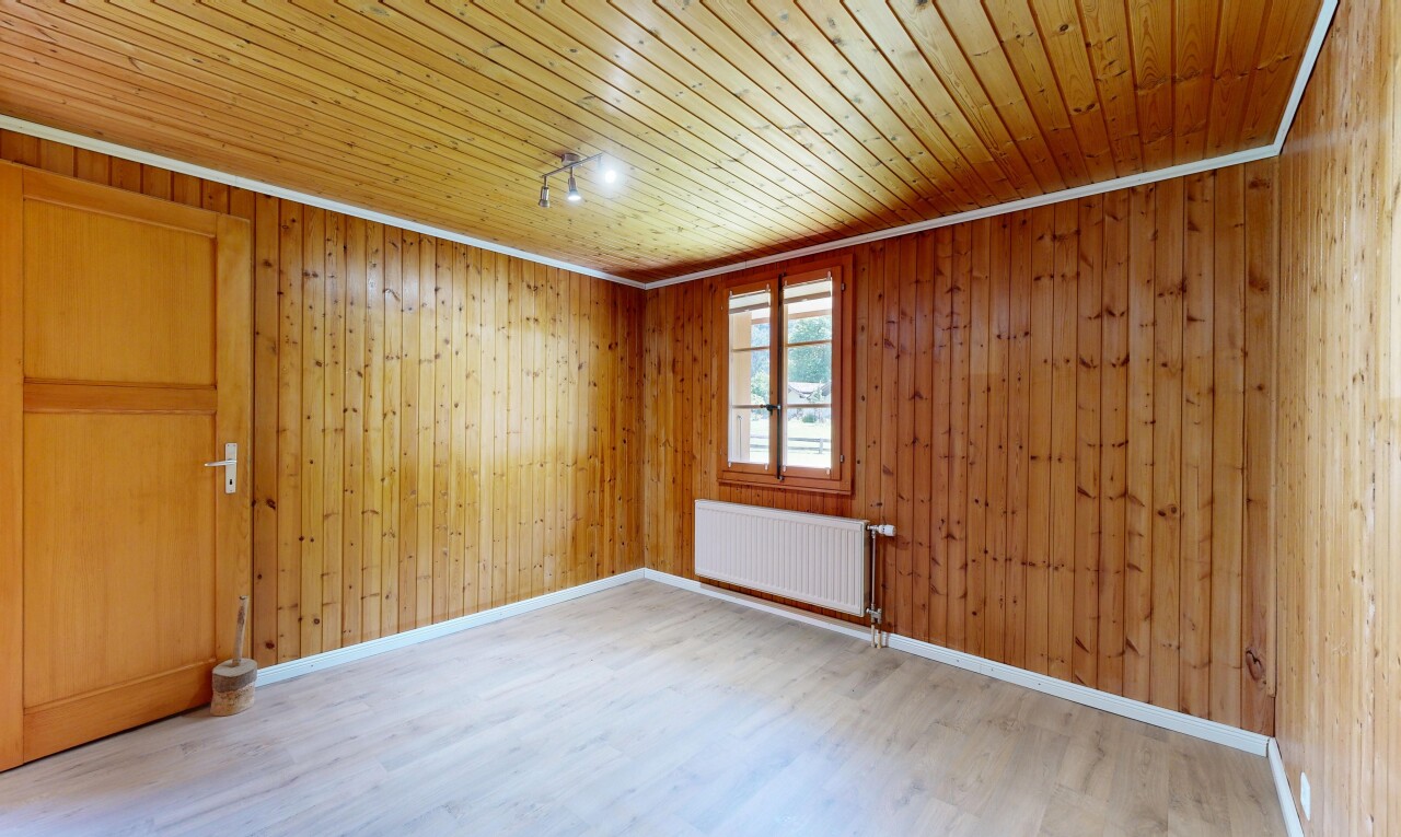 pièce vide avec sol en finition bois, wood finish floor, radiateur, inside property, et lumière naturelle