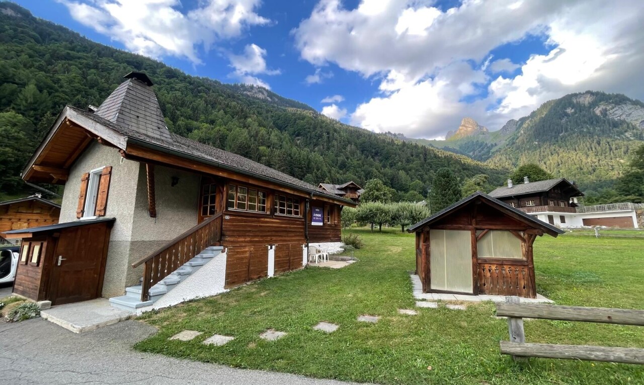 außenansicht mit blick auf die berge, mountain view, day time, property visible, und treppen