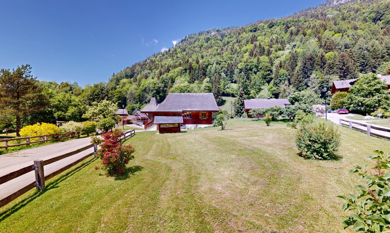 façade avec clôture, day time, pelouse, vue sur la forêt, et forest view