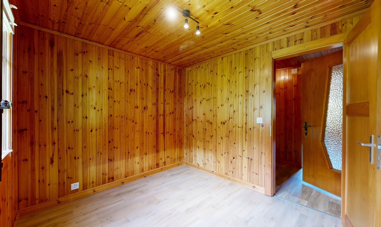 pièce vide avec sol en finition bois, wood finish floor, plinthes murales, baseboards wall, et éclairage sur rail