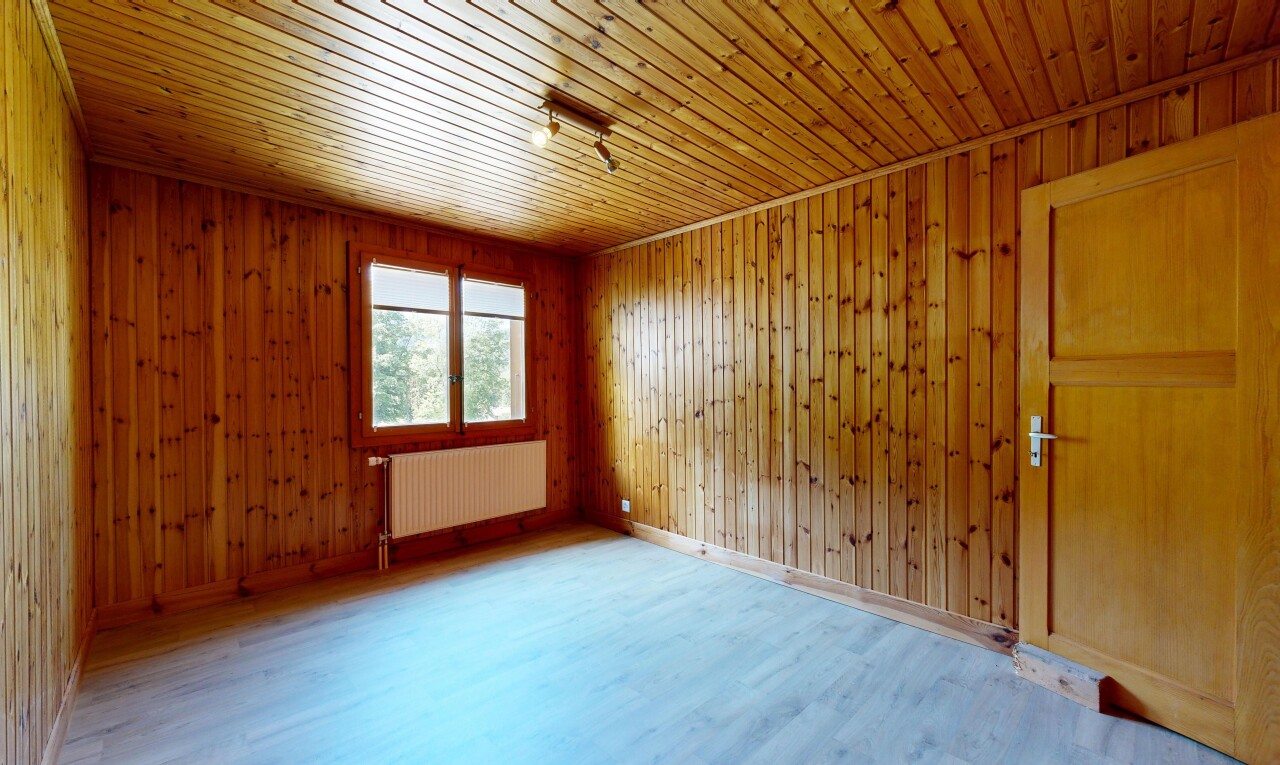 pièce vide avec lumière naturelle, natural light, sol en finition bois, wood finish floor, et radiateur