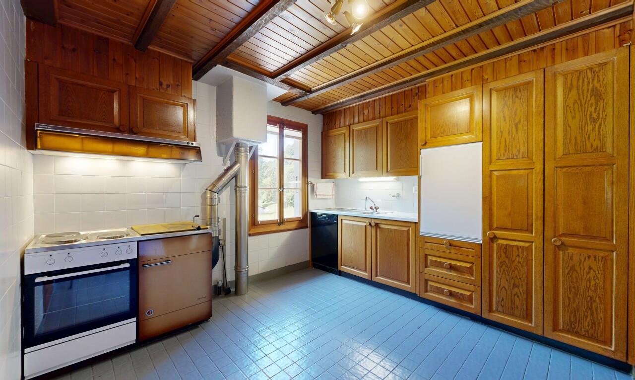 cuisine avec four, medium brown cabinets, armoires marron moyen, lumière naturelle, et natural light