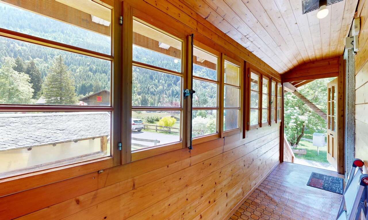 réception / lobby avec vaulted ceiling, inside property, wood ceiling, wood wall, et vue sur la forêt
