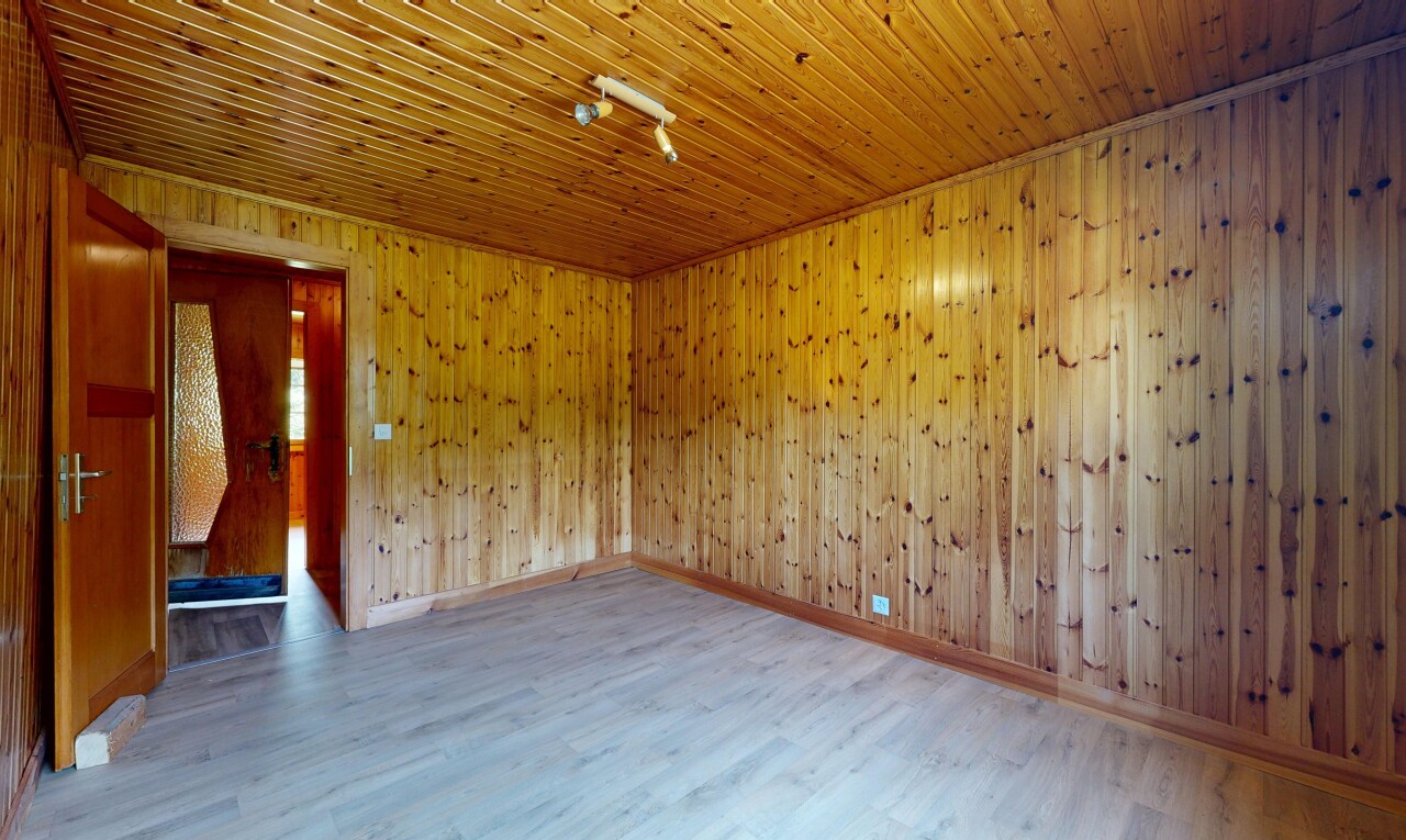 pièce vide avec sol en finition bois, wood finish floor, inside property, plinthes murales, et baseboards wall