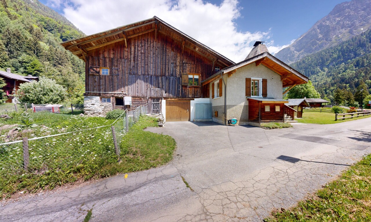 façade avec day time, property visible, clôture, bardage en bois, et mountain view