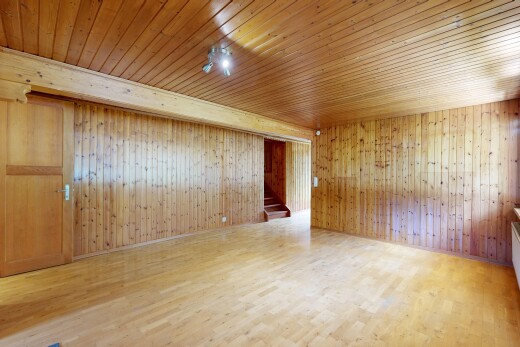 pièce vide avec sol en finition bois, wood finish floor, inside property, escaliers, et mur en bois