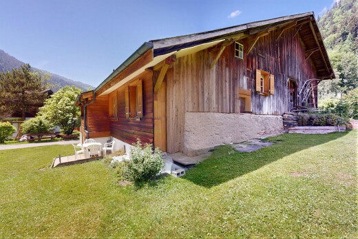 façade avec bardage en bois, from property, bardage vertical, pelouse, et day time