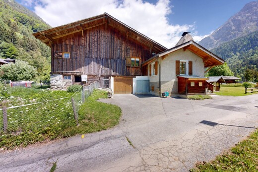 façade avec day time, property visible, clôture, bardage en bois, et mountain view