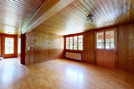 pièce vide avec lumière naturelle, natural light, sol en finition bois, wood finish floor, et radiateur