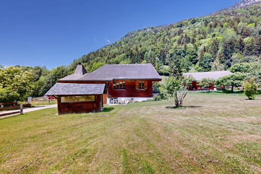 façade avec day time, pelouse, property visible, forest view, et vue sur la forêt
