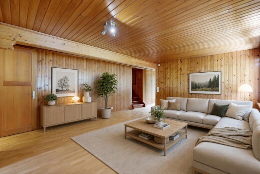 pièce vide avec sol en finition bois, wood finish floor, inside property, escaliers, et mur en bois