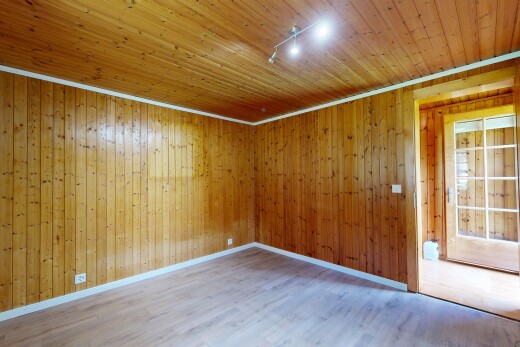 pièce vide avec éclairage sur rail, track lighting, sol en finition bois, wood finish floor, et plafond en bois