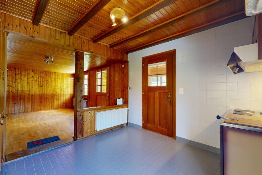 salle à manger avec lumière naturelle, natural light, radiateur, plafond à poutres, et beamed ceiling