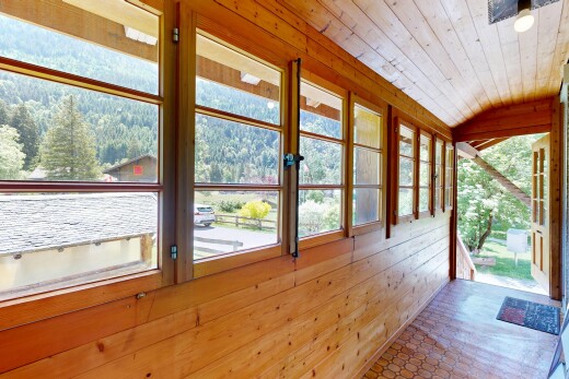 réception / lobby avec vaulted ceiling, inside property, wood ceiling, wood wall, et vue sur la forêt