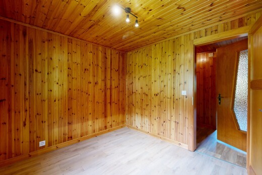 pièce vide avec sol en finition bois, wood finish floor, plinthes murales, baseboards wall, et éclairage sur rail