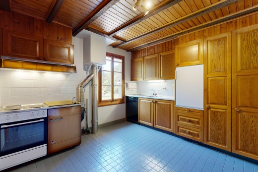 cuisine avec four, medium brown cabinets, armoires marron moyen, lumière naturelle, et natural light