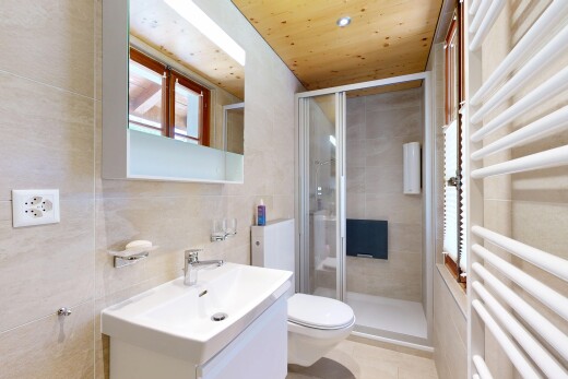 salle de bains avec chauffe-serviettes, douche, salle de bain complète, miroir, et toilette