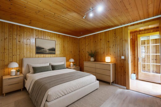 pièce vide avec éclairage sur rail, track lighting, sol en finition bois, wood finish floor, et plafond en bois