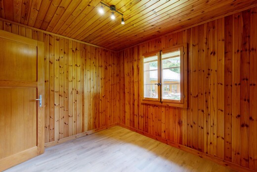 pièce vide avec éclairage sur rail, track lighting, sol en finition bois, wood finish floor, et plafond en bois