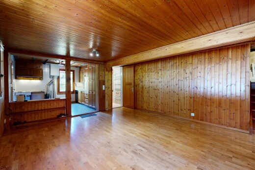 pièce vide avec sol en finition bois, wood finish floor, inside property, mur en bois, et wood wall