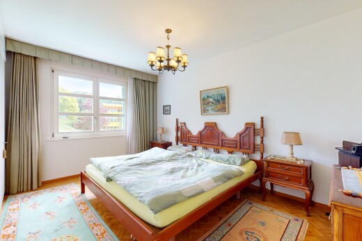 zimmer / schlafzimmer mit bemerkenswerter kronleuchter, natürliches licht, natural light, gipskartonwand, und drywall