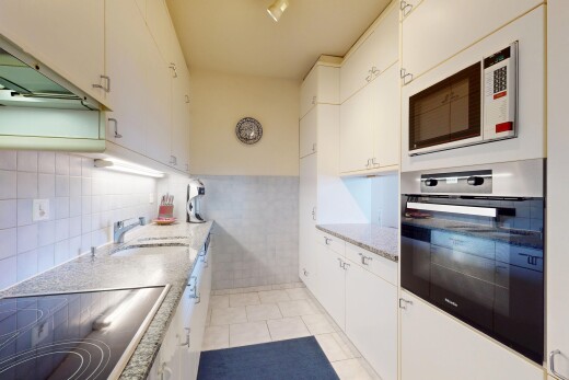 küche mit ofen, mikrowelle, herd, waschbecken, und fliesenboden