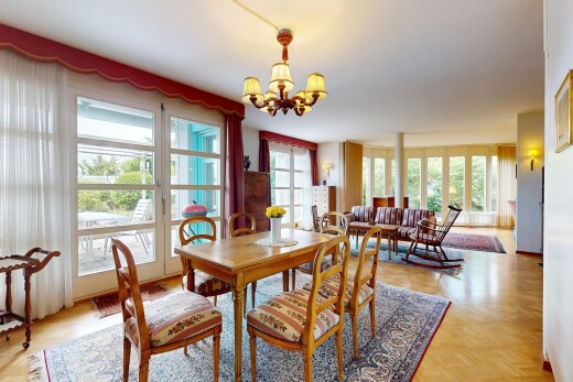 esszimmer mit parquet floor, bemerkenswerter kronleuchter, inside property, natürliches licht, und natural light