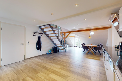 innenraum mit natürliches licht und parkettboden