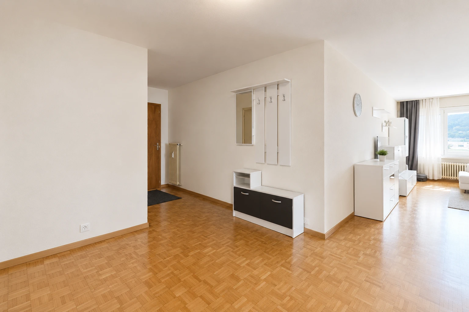 couloir avec drywall, cloison sèche, wood finish floor, sol en finition bois, et inside property