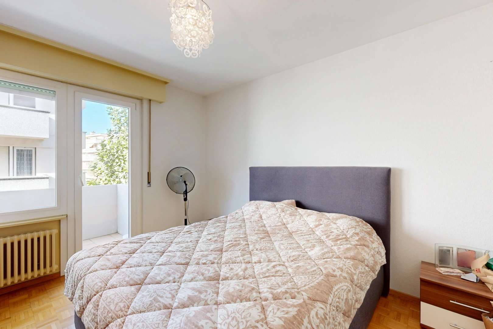 chambre avec radiateur, drywall, cloison sèche, wood finish floor, et sol en finition bois