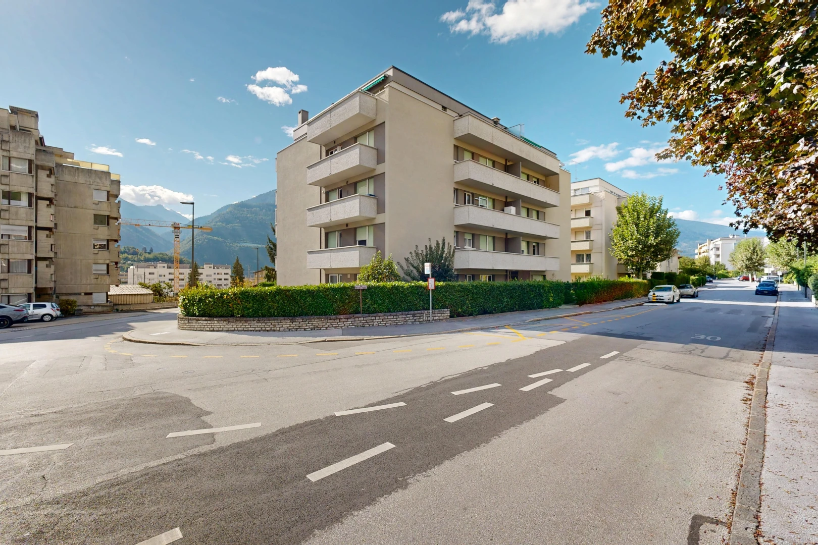 extérieur du bâtiment avec éclairage public, day time, apartment complex view, vue sur le complexe d'appartements, et mountain view