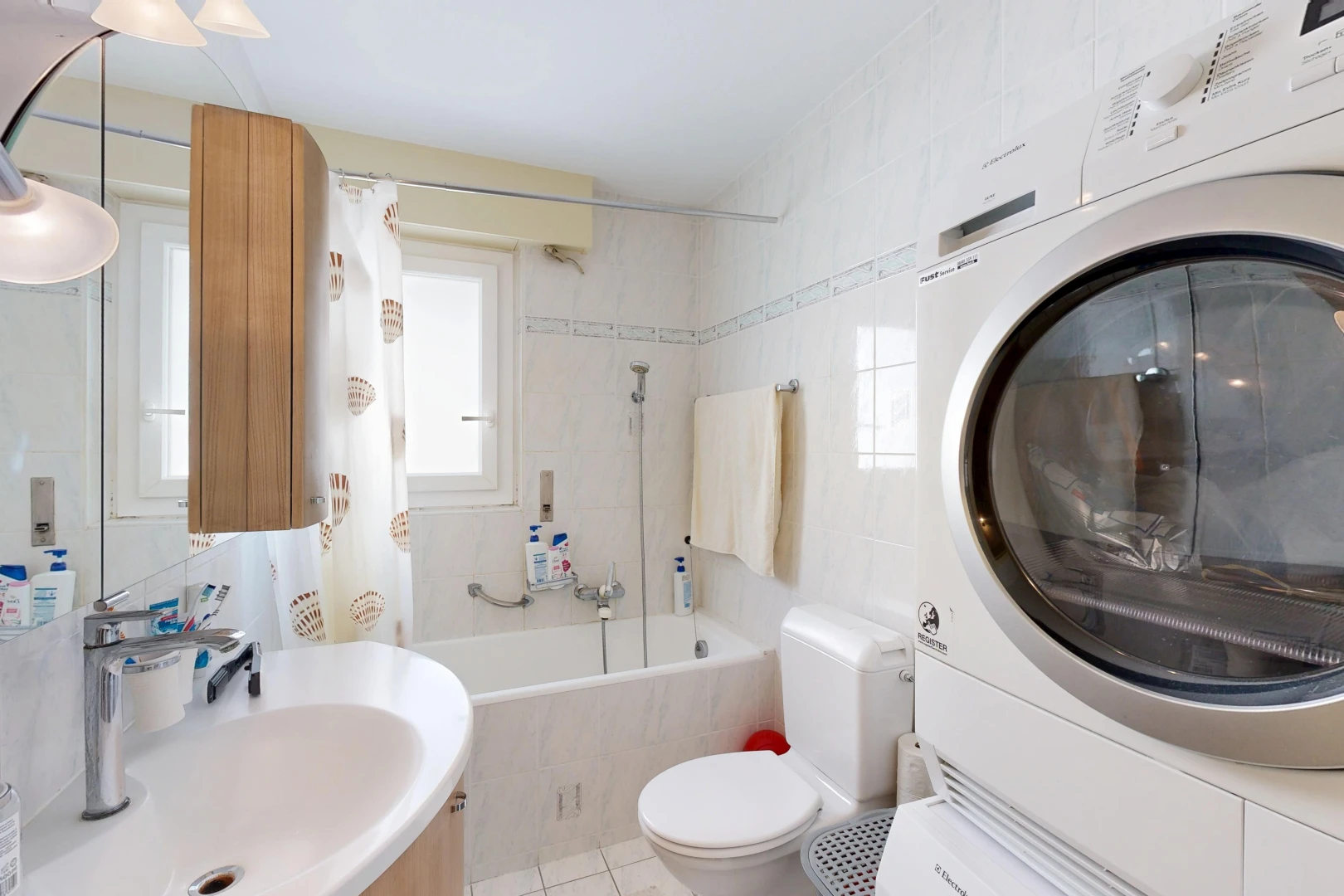salle de bains avec évier, douche-bain combinés, salle de bain complète, toilette, et miroir