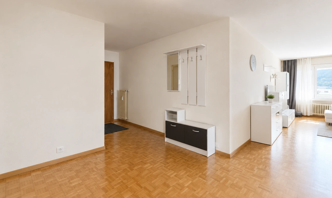 couloir avec drywall, cloison sèche, wood finish floor, sol en finition bois, et inside property