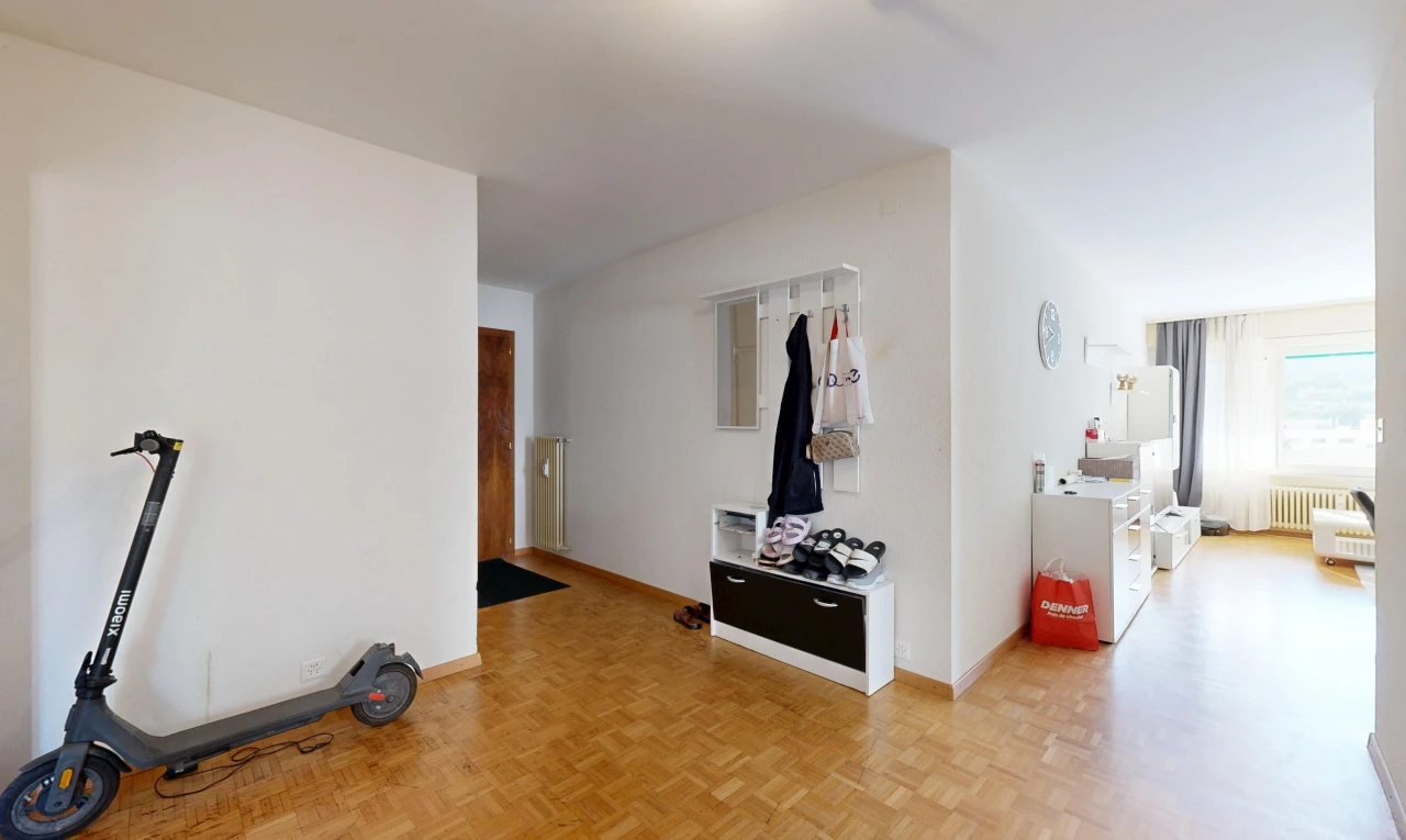 couloir avec drywall, cloison sèche, wood finish floor, sol en finition bois, et inside property