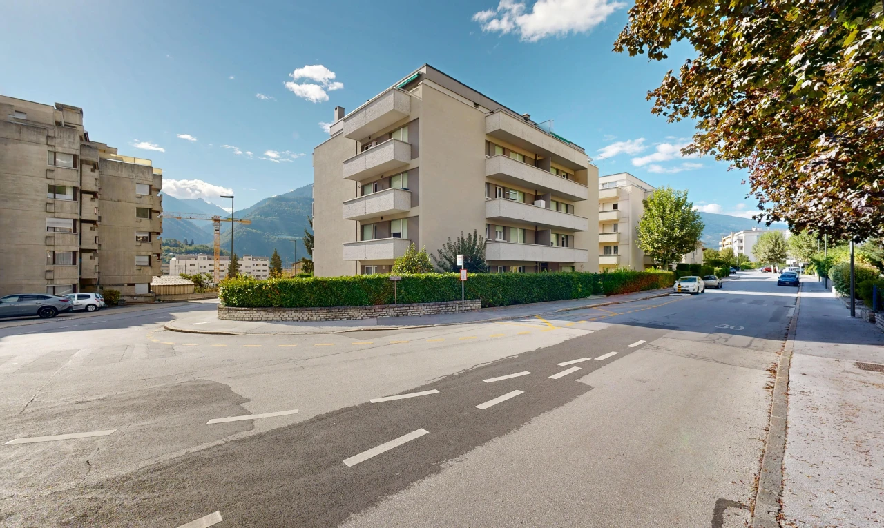 extérieur du bâtiment avec éclairage public, day time, apartment complex view, vue sur le complexe d'appartements, et mountain view