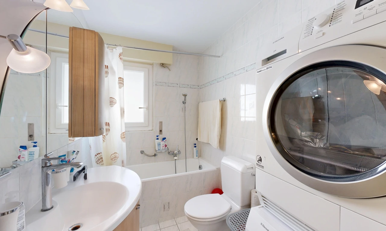 salle de bains avec évier, douche-bain combinés, salle de bain complète, toilette, et miroir
