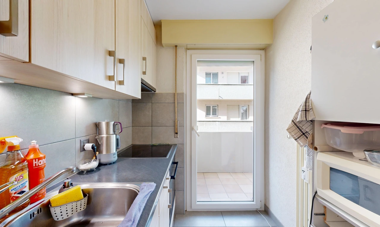 cuisine avec micro-ondes, évier, dosseret, backsplash, et inside property