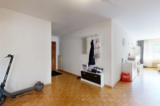couloir avec drywall, cloison sèche, wood finish floor, sol en finition bois, et inside property