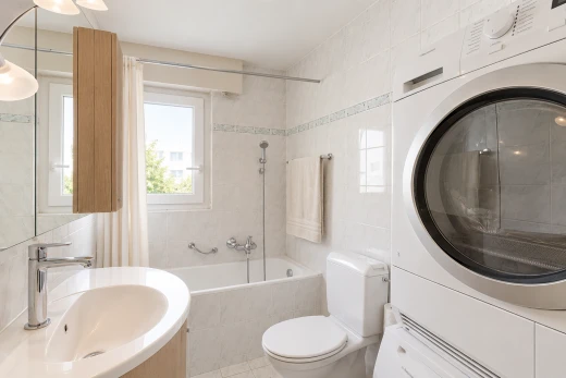 salle de bains avec évier, douche-bain combinés, salle de bain complète, toilette, et miroir