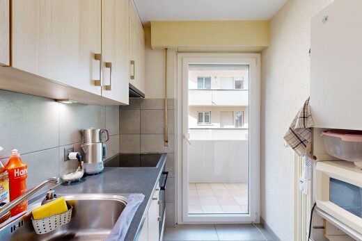 cuisine avec micro-ondes, évier, dosseret, backsplash, et inside property
