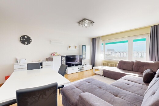 salon / salle à manger avec télévision, drywall, cloison sèche, et radiateur
