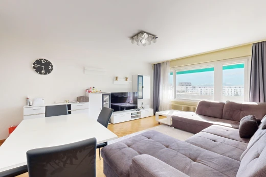 salon / salle à manger avec télévision, drywall, cloison sèche, et radiateur