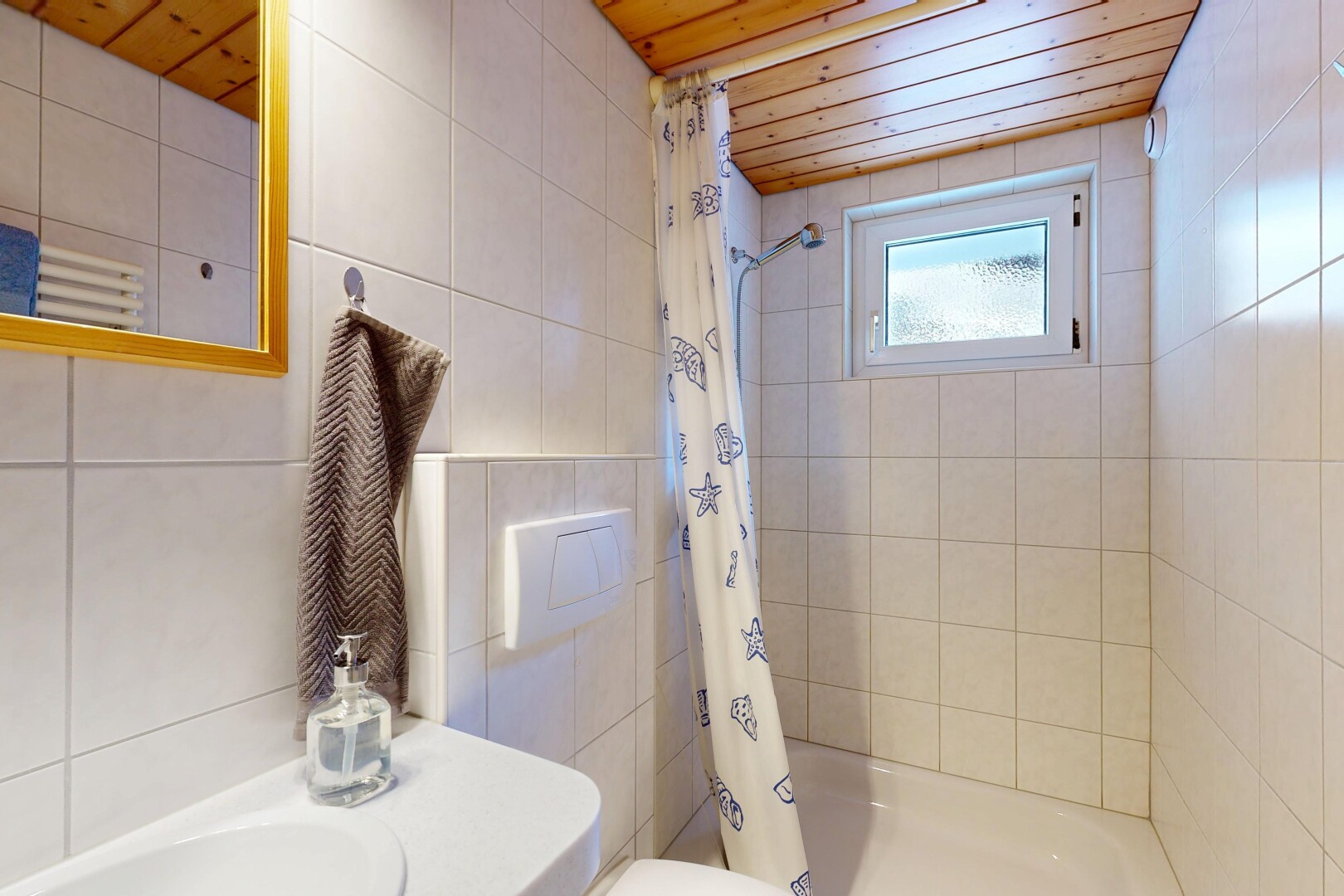 bad mit tile wall, fliesenwand, spiegel, komplettes badezimmer, und dusche